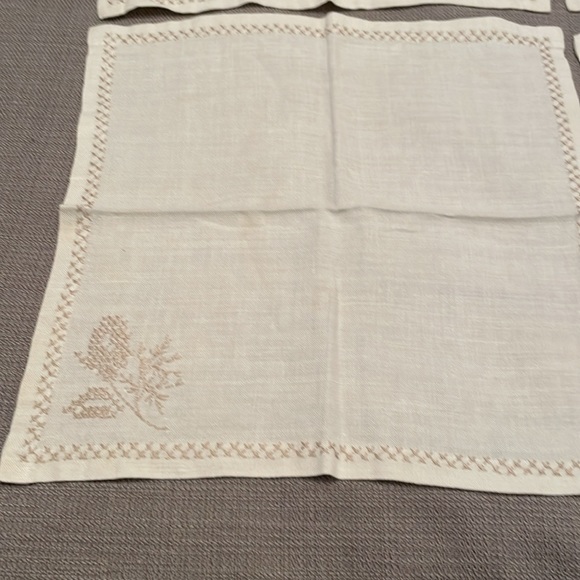 Vintage Set of 4 Linen Napkins with Cross Stitch Accents 14x14 - Picture 5 of 8